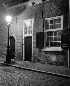 858658 Gezicht op de voorgevel van het huis Agnietenstraat 4 te Utrecht, een van de Beyerskameren, bij avond, met links ...